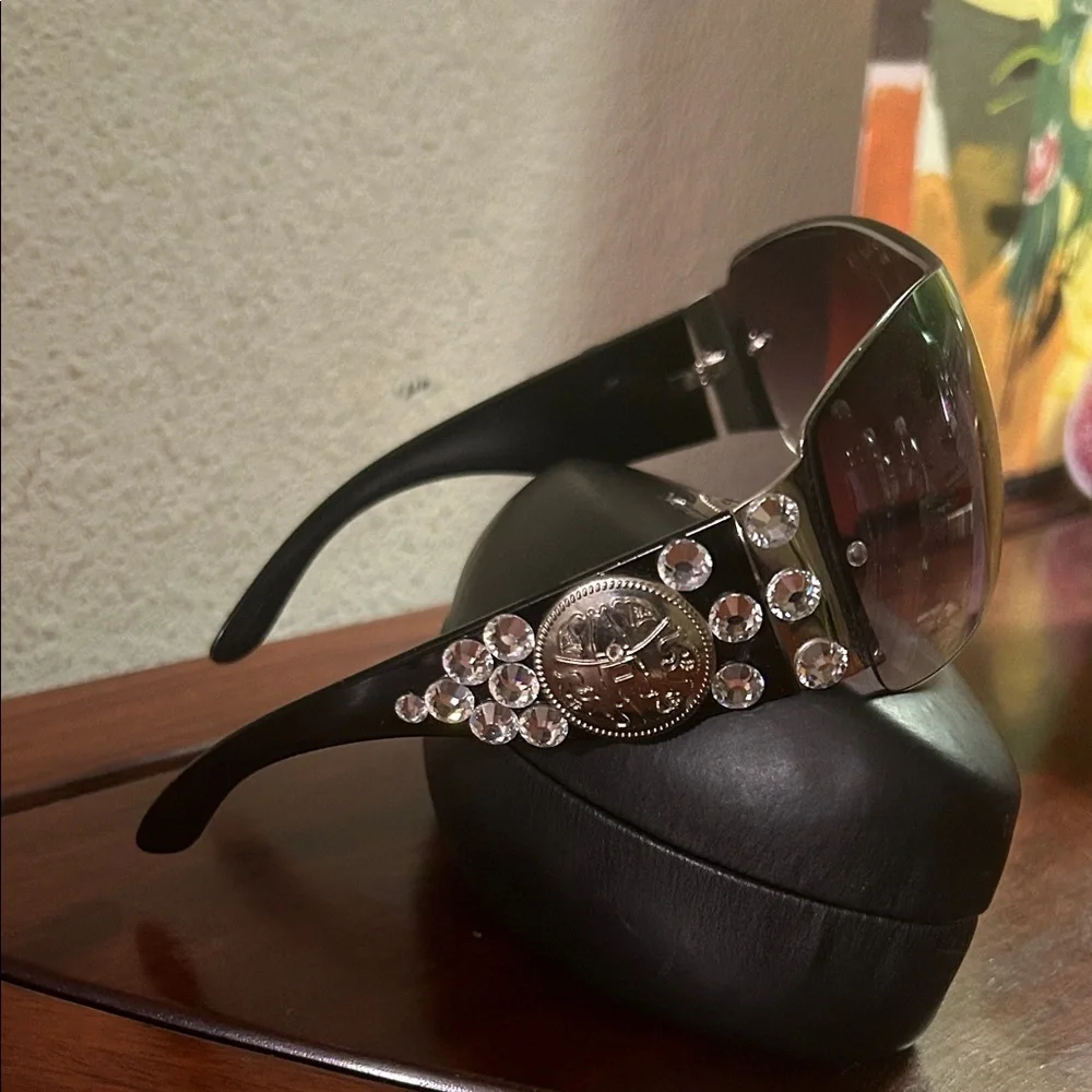Elusive Cowgirl Stylish Black Sunglasses
